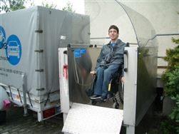 Ein Lift für Rollstuhlfahrer