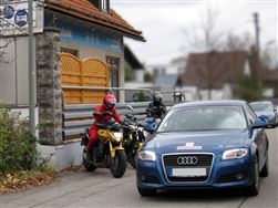 Ein Motorrad und ein Fahrschulauto